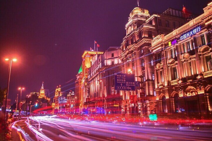 Walk along the 1.6-kilometre waterfront promenade of the Bund, an iconic sight in Shanghai which starts at Waibaidu Bridge in the north and ends at Yan’an Road in the south. 