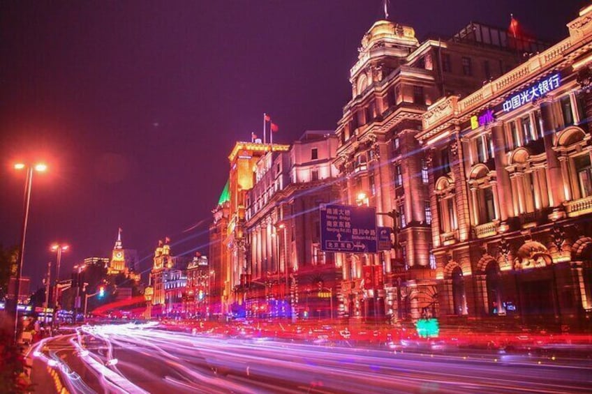 Walk along the 1.6-kilometre waterfront promenade of the Bund, an iconic sight in Shanghai which starts at Waibaidu Bridge in the north and ends at Yan’an Road in the south.