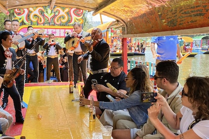 Festa Trajinera de Xochimilco amb begudes, música de mariachi i sopar de ta...