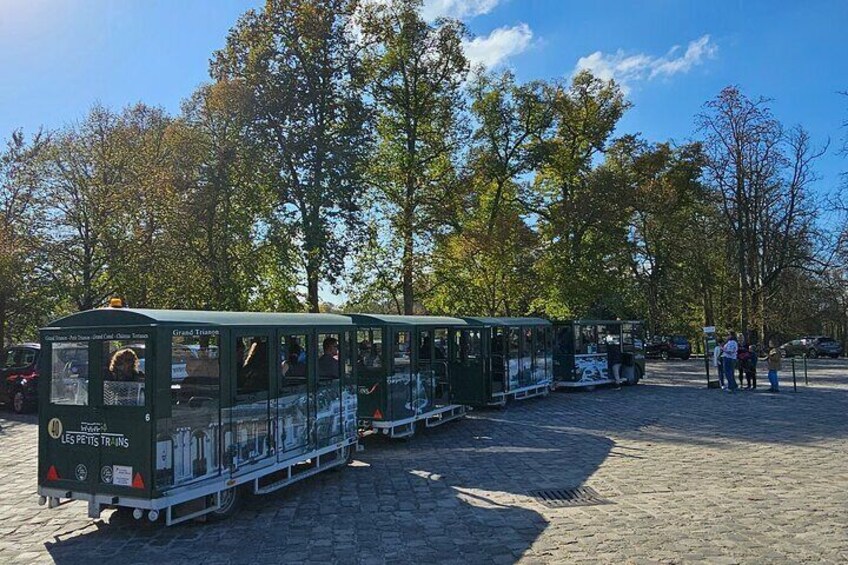 Versailles Winter Golfcarts and shuttle guided Tour