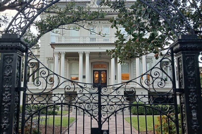 Garden District Tour Cemetery to Anne Rice and True Crime