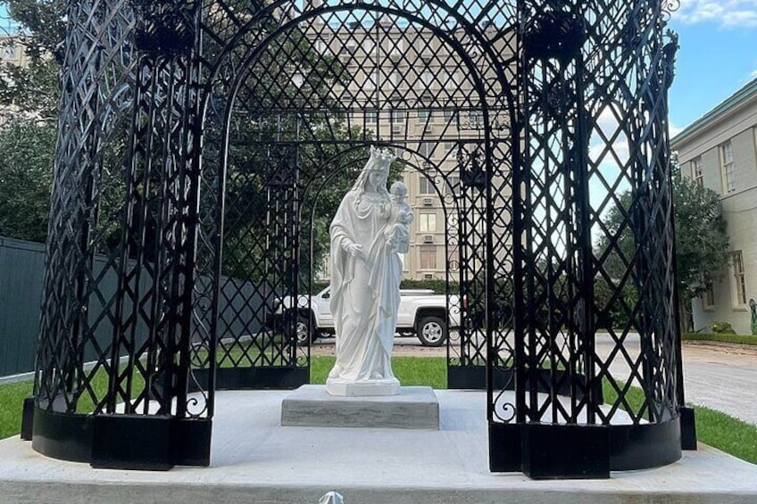 Garden District Tour Cemetery to Anne Rice and True Crime