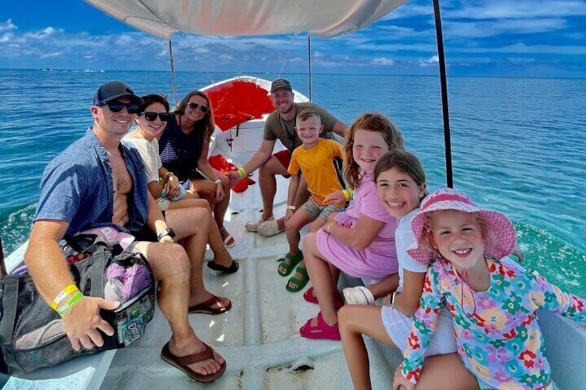 Enjoy a fun family snorkeling adventure in Roatán’s clear waters.