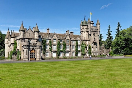 Private Balmoral Castle and Royal Lochnagar Distillery Tour