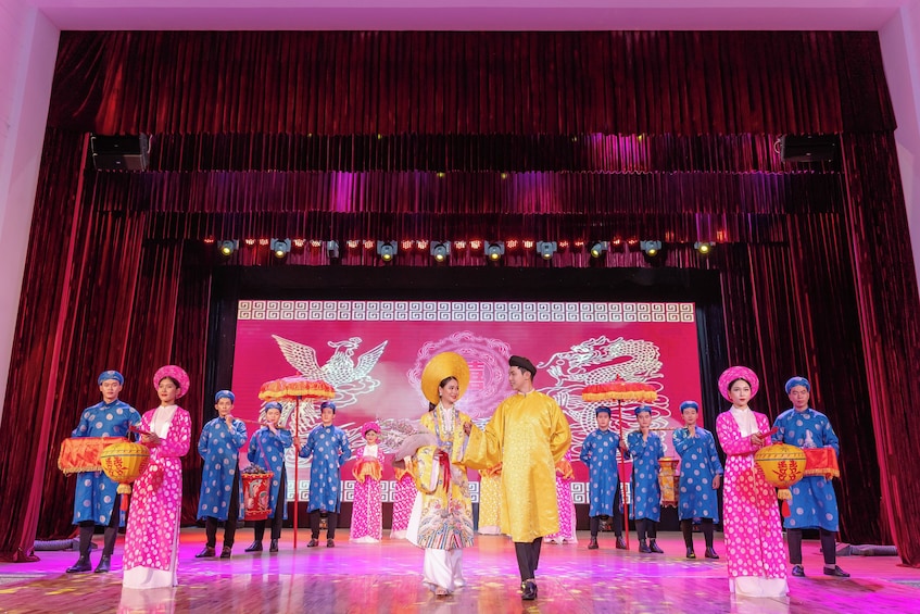 Da Nang: Ao Dai Show Ticket with Drink and Souvenir