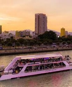 Da Nang: Poseidon Dining Cruise Erlebnis