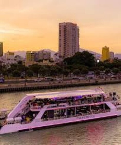 Da Nang: Poseidon Dining Cruise Experience