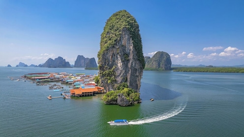 Entdecke James Bond Island in der Phang Nga Bay mit einem motorisierten Kat...