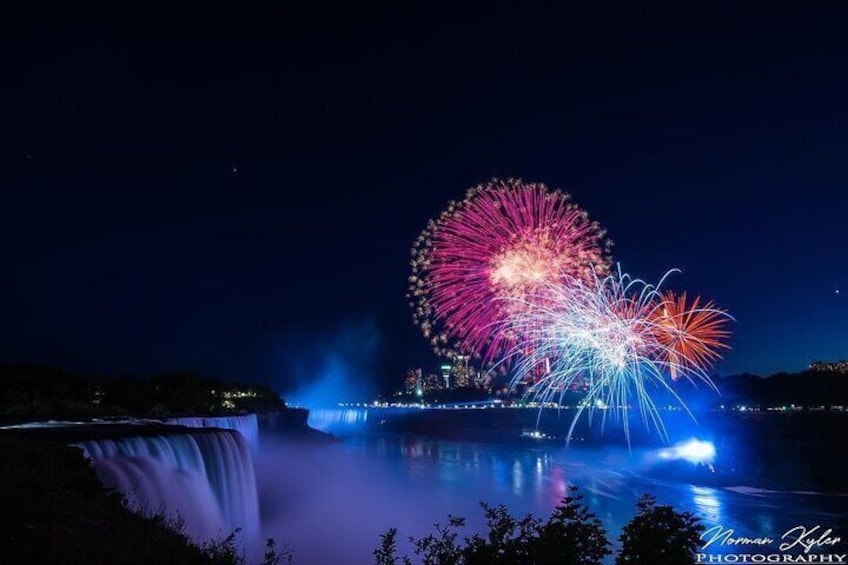 All inclusive Niagara Evening Light Show, Boat Ride & Cave Tour