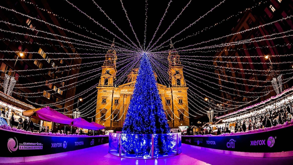 Budapest: Christmas Markets Walking Tour with Cake Tasting