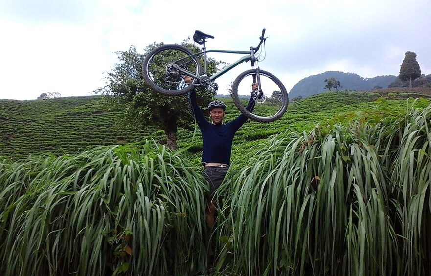 Picture 1 for Activity Cali: Tour the mountain range on a mountain bike