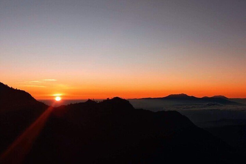 Sunrise at Lemah Pasar Viewpoint, formerly King Kong Hill Viewpoint. (2.600 m)