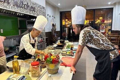Clase de cocina auténtica en Hoi An con un chef profesional en un grupo red...
