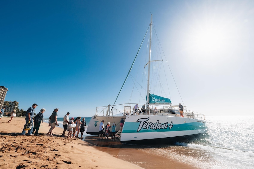 Ka'anapali: Discount Whale Watch - Beach Loading Catamaran