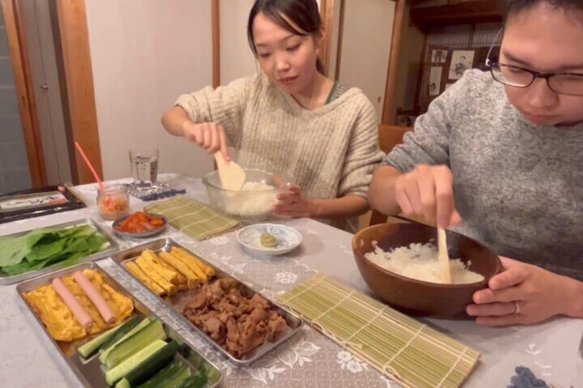 Rolling nori maki takes some technique, so let’s make it together with the host!