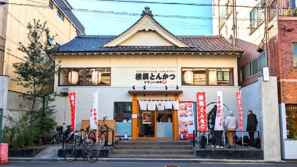 Tokyo: Sumo Wrestling Show with Chanko Nabe Lunch (2 hours / English)