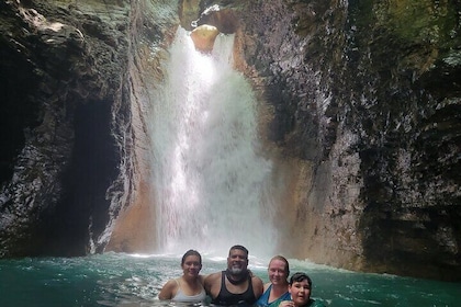La Leona Waterfall: Tropical Hiking