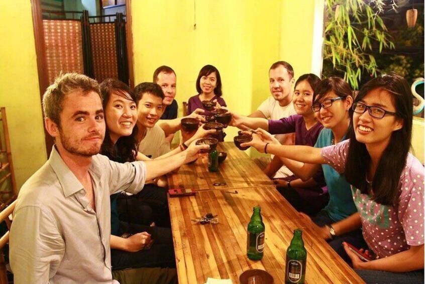 Simple and uncomplicated food, these Vietnamese street food will beckon your taste buds and sneak their way into your heart.