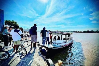 Bangkok Green Oasis 4-Hour Bike Tour with Boat Ride