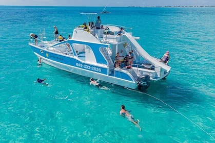 4 Hour Catamaran Group Tour in Turks and Caicos