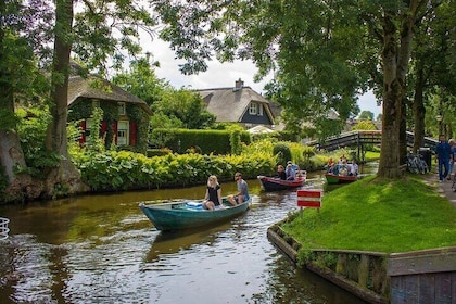 Private Tour to Giethoorn with Private Boat From Amsterdam