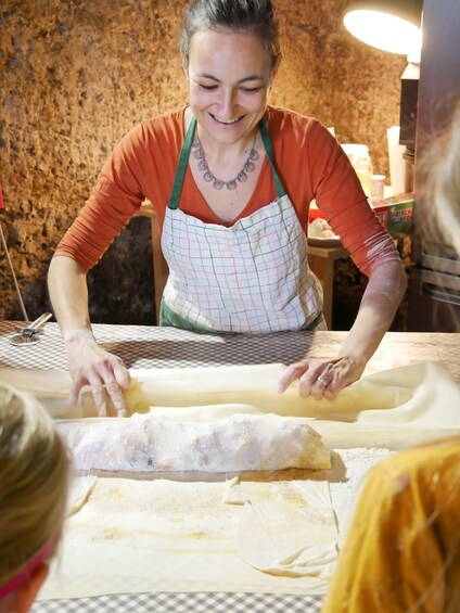 Picture 4 for Activity MONDSEE: The Strudelgirl - bake your Apple Strudel Dream