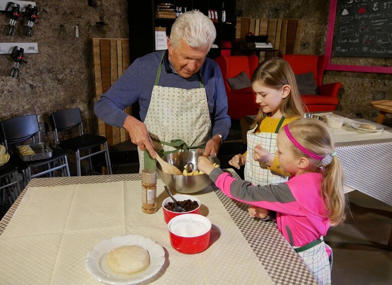 Picture 7 for Activity MONDSEE: The Strudelgirl - bake your Apple Strudel Dream