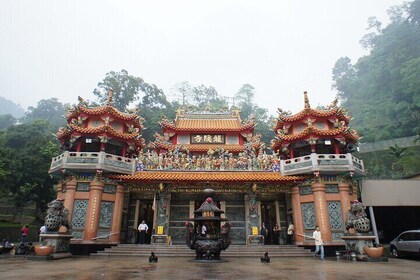 Fenqihu Old Street and Alishan Exclusive Complimentary Day Tour