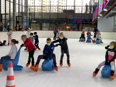 Patinoire Blue Ice : Glissez dans le plaisir au 163 Retail Park