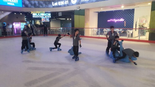 Blaue Eislaufbahn: Gleiten Sie ins Vergnügen in der KL East Mall