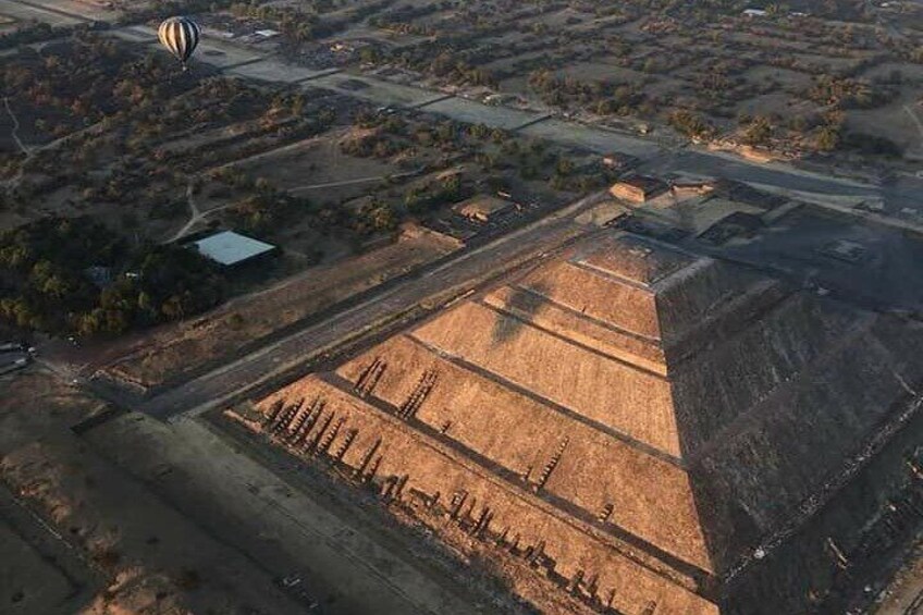 Balloon flight over Teotihuacán departing from CDMX