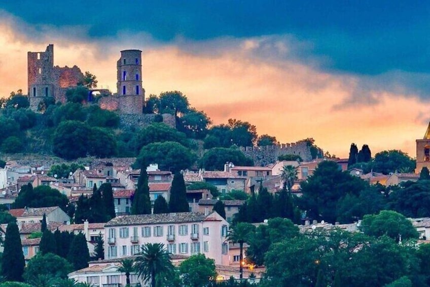 Grimaud iconic Village Private Tour and Cruise in Electric Boat