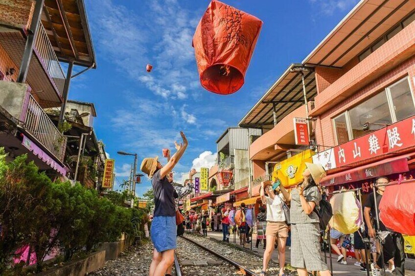 Houtong Cat Village, Shifen Sky Lantern, Jiufen Jiufen Day Tour