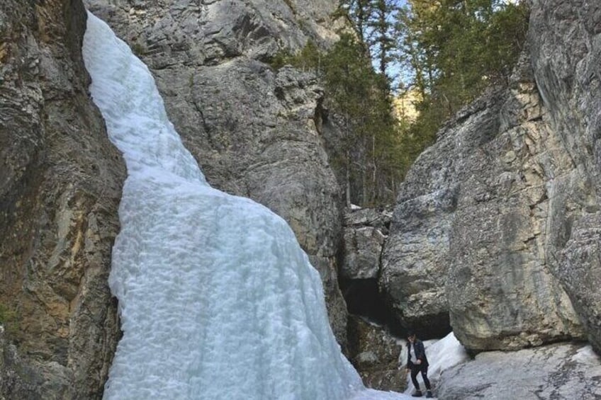 Winter Tour Grassi Lake and Grotto Canyon Icewalk from Calgary