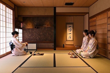 Kimono Tea Ceremony Experience at Kyoto Oritsuruya, Nishiki