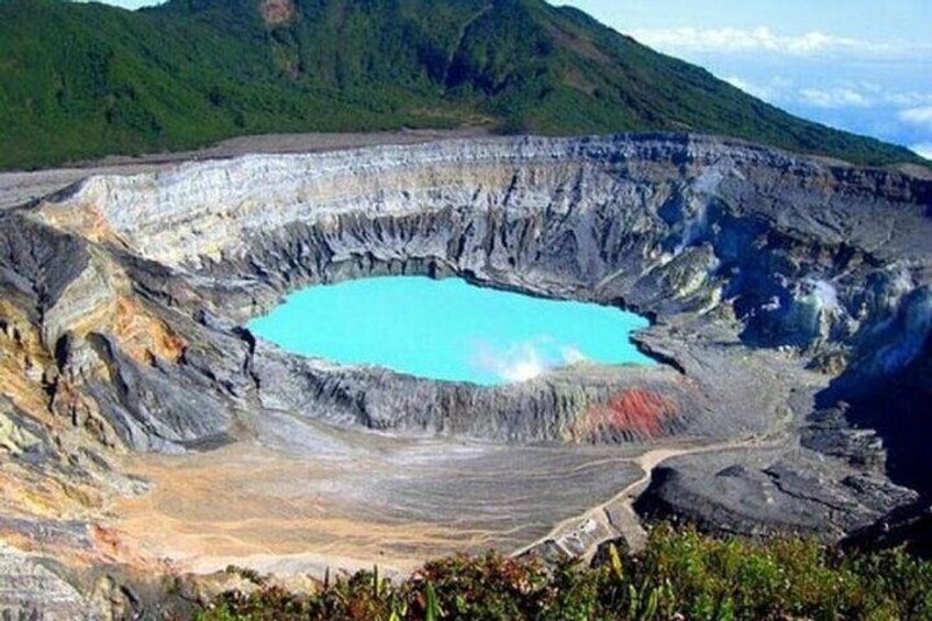 Discover the Majesty of the Poás Volcano