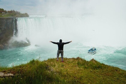 Historic Walking Private Tour at Niagara Falls