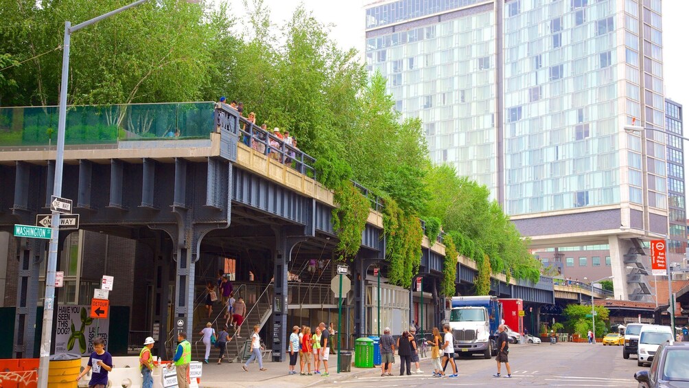 NYC 2-Hour Guided Tour: History of the High Line, Hudson River, and Chelsea