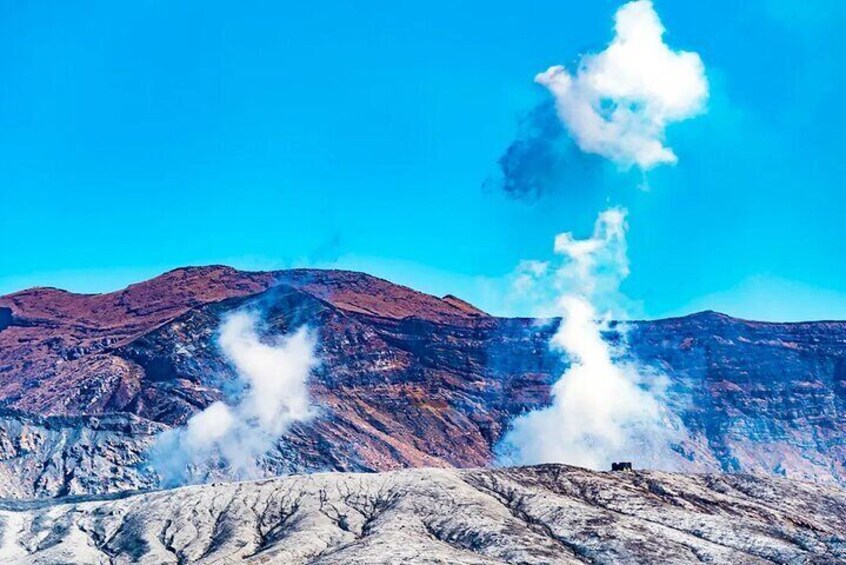 Mount Aso is located in the northeast of Kumamoto Prefecture, Kyushu. It is a famous active volcano in Japan and has a caldera morphology that is rare in the world.