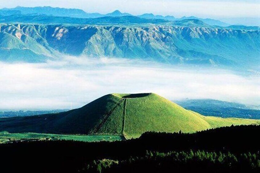 Kumamoto Castle, Mount Aso, and Kurokawa Onsen Tour from Fukuaka