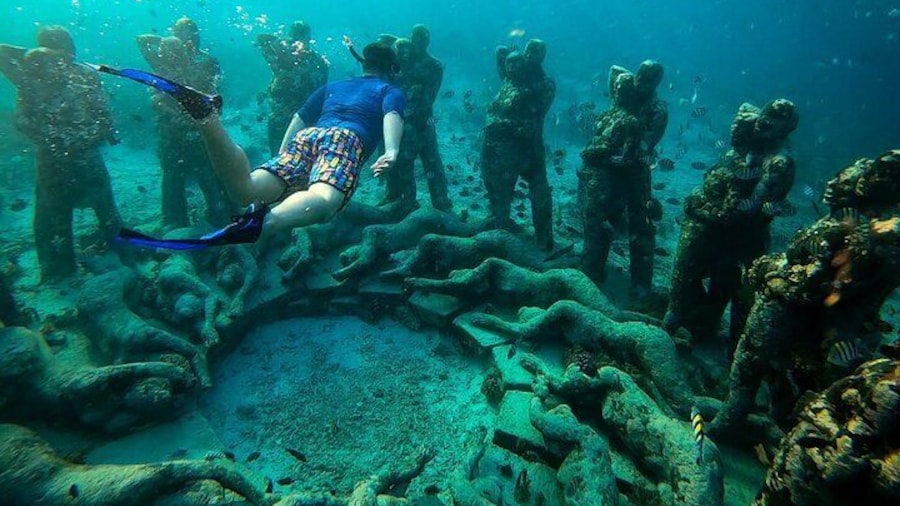 Romantic statue in Gili Meno