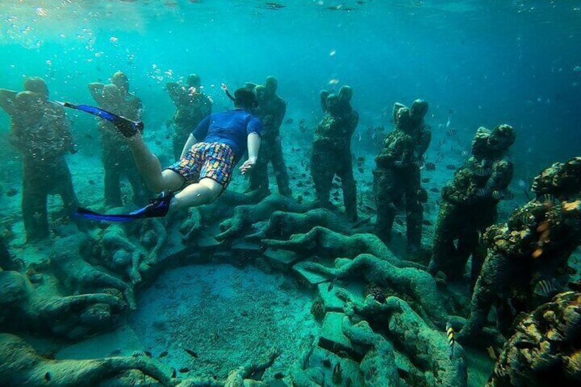 Romantic statue in Gili Meno