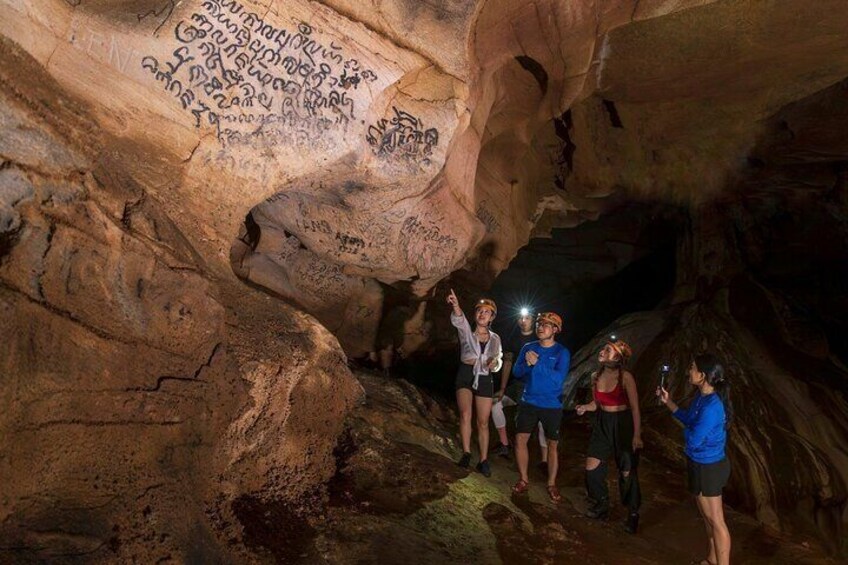 Conquer of Phong Nha Cave 4,5 km by kayaking Group Tour