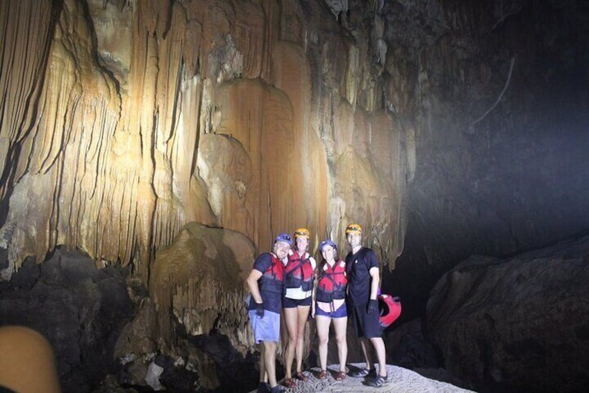 Conquer of Phong Nha Cave 4,5 km by kayaking Group Tour