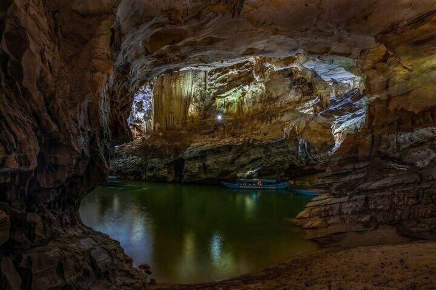 Conquer of Phong Nha Cave 4,5 km by kayaking Group Tour