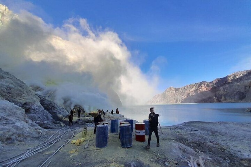 lake of mount ijen