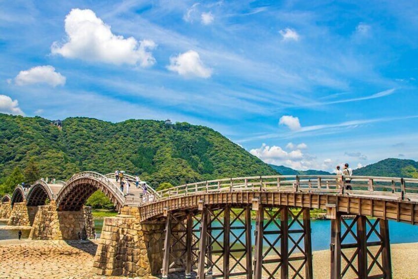 < guided IWAKUNI
castle town >
Kintaikyo Bridge,
Iwakuni,
Yamaguchi