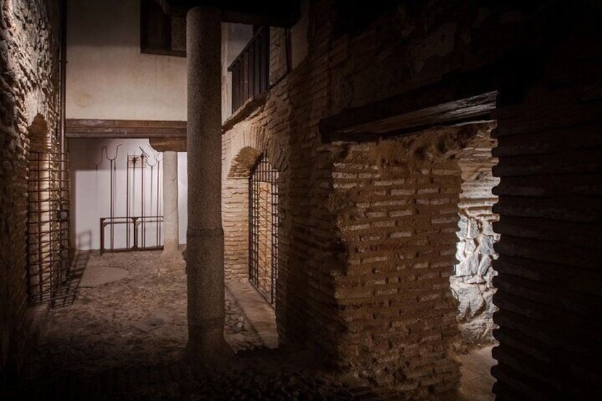 Toledo Underground Tour Visit Thermae and Private Basements