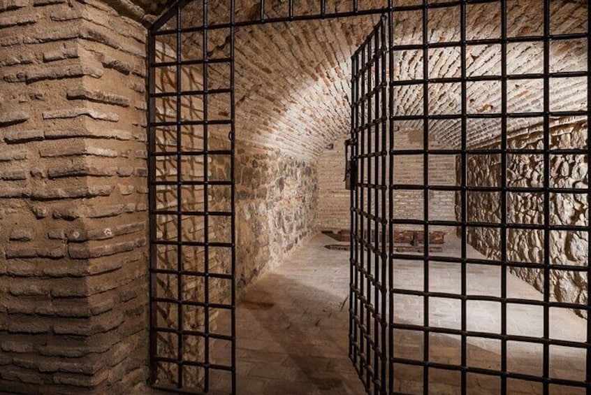 Toledo Underground Tour Visit Thermae and Private Basements