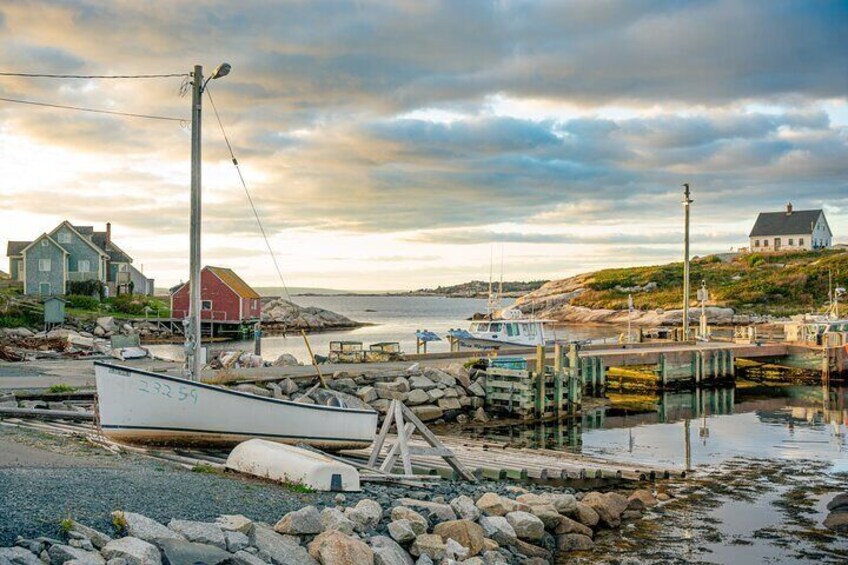 Peggy's Cove, Lunenburg and Titanic Cemetery Full Day Tour